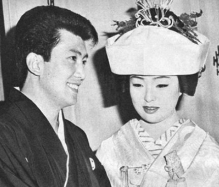 里見浩太朗の現在の妻は誰？